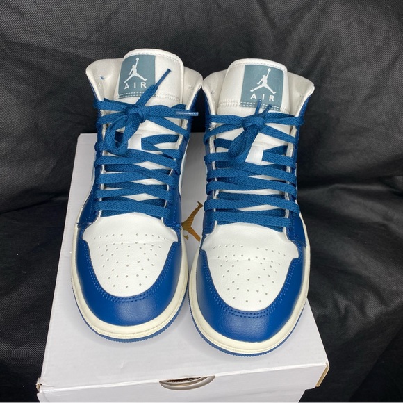 WMNS AIR JORDAN 1 MID - Picture 10 of 10